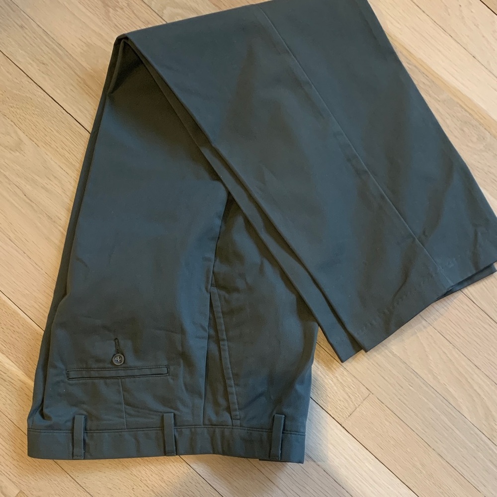 Men's Docker’s Dark Neutral Olive Green D3 Chinos- great condition! Size 32 x 30